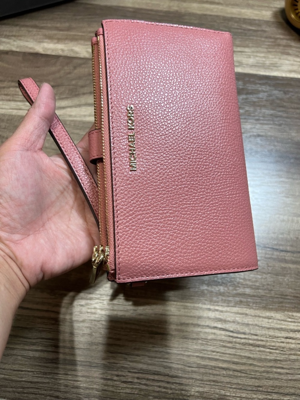 Michael Kors Pink Leather Large Wristlet bifold Wallet - Picture 2 of 9